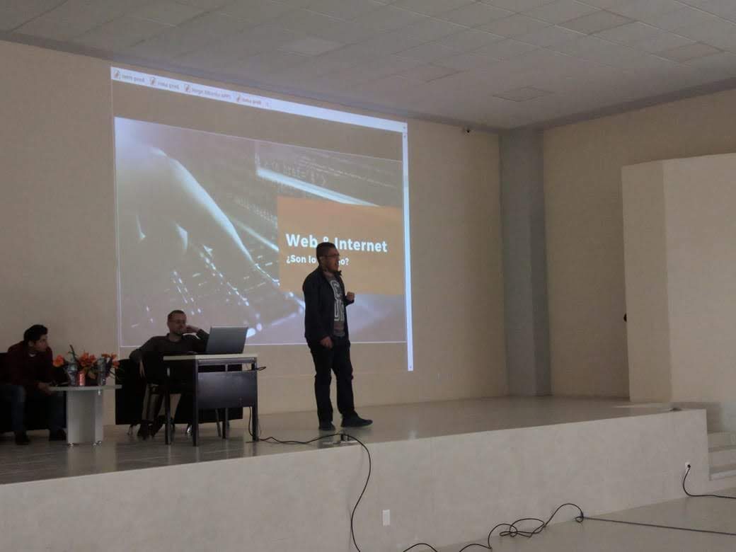 Isma Haro dando una charla sobre web e internet ante un auditorio, en 2018.